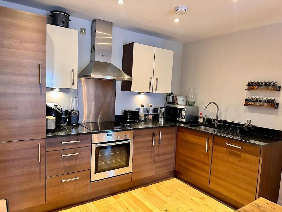 2 Bed, 2 Bath Apartment In Roundhay Leeds  Leeds (West Yorkshire)