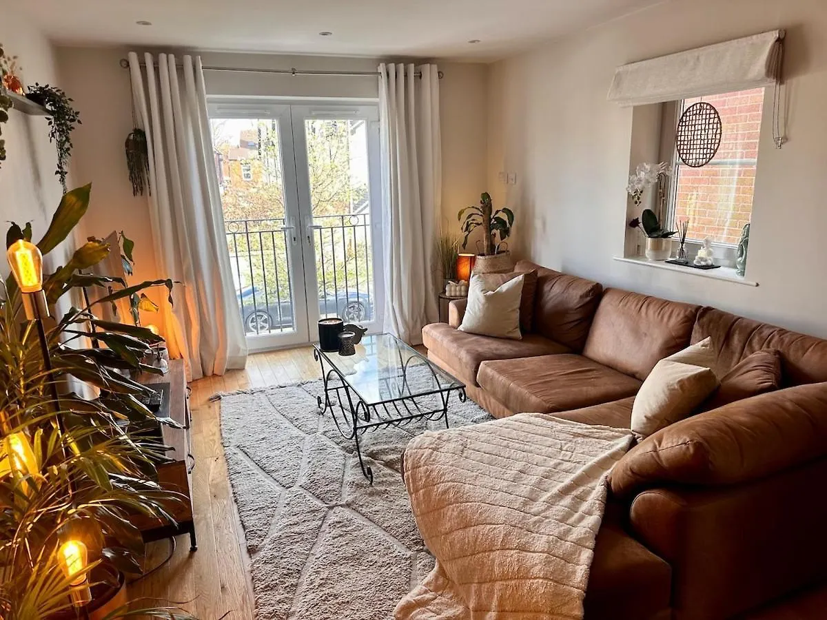2 Bed, 2 Bath Apartment In Roundhay Leeds
